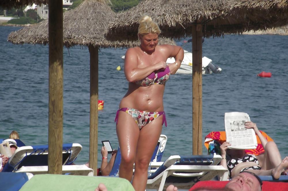 25P Holiday Voyeur
