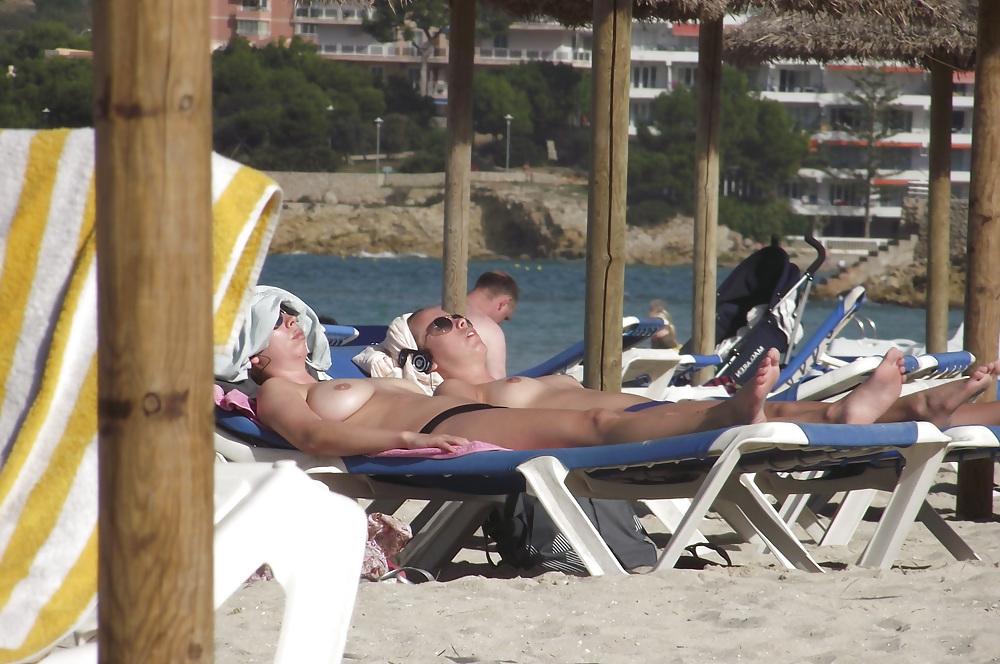 25P Holiday Voyeur