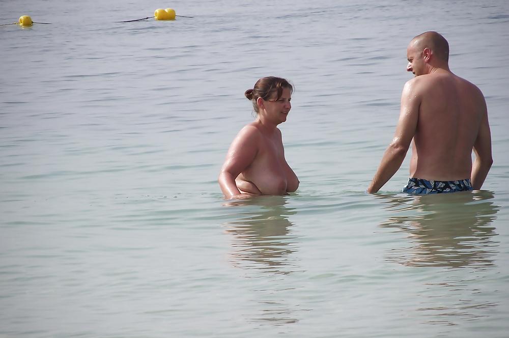 25P Holiday Voyeur