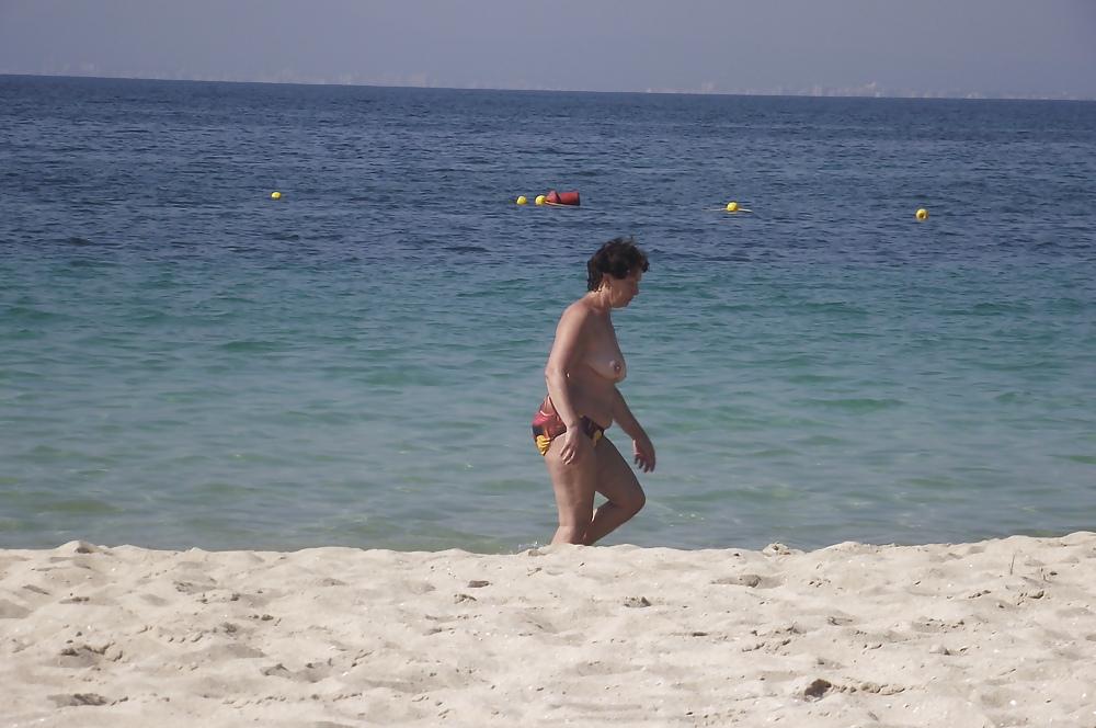 25P Holiday Voyeur