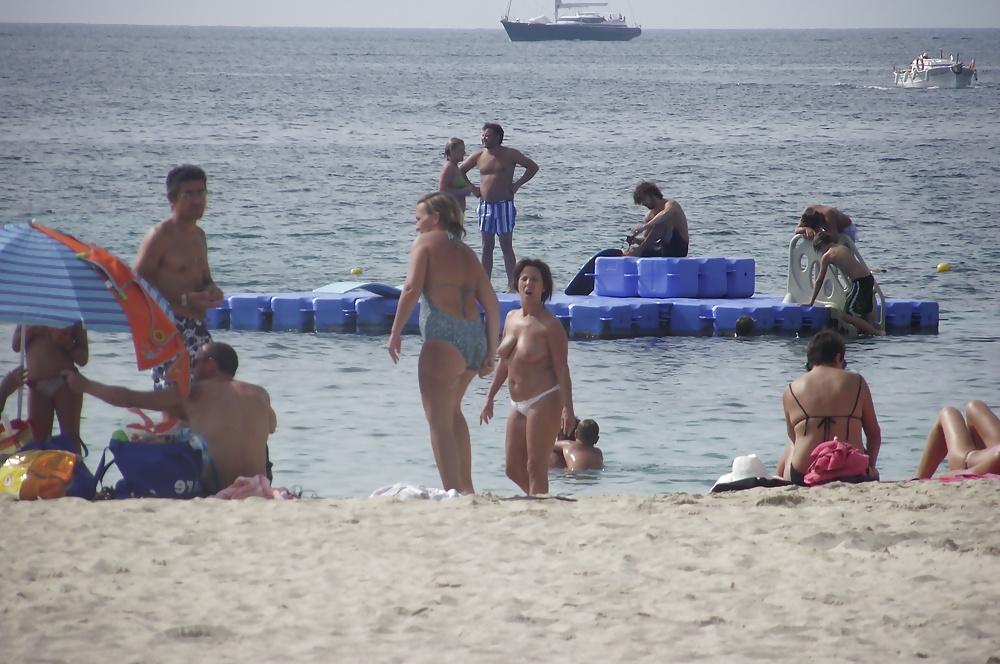 25P Holiday Voyeur
