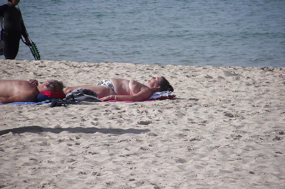 25P Holiday Voyeur
