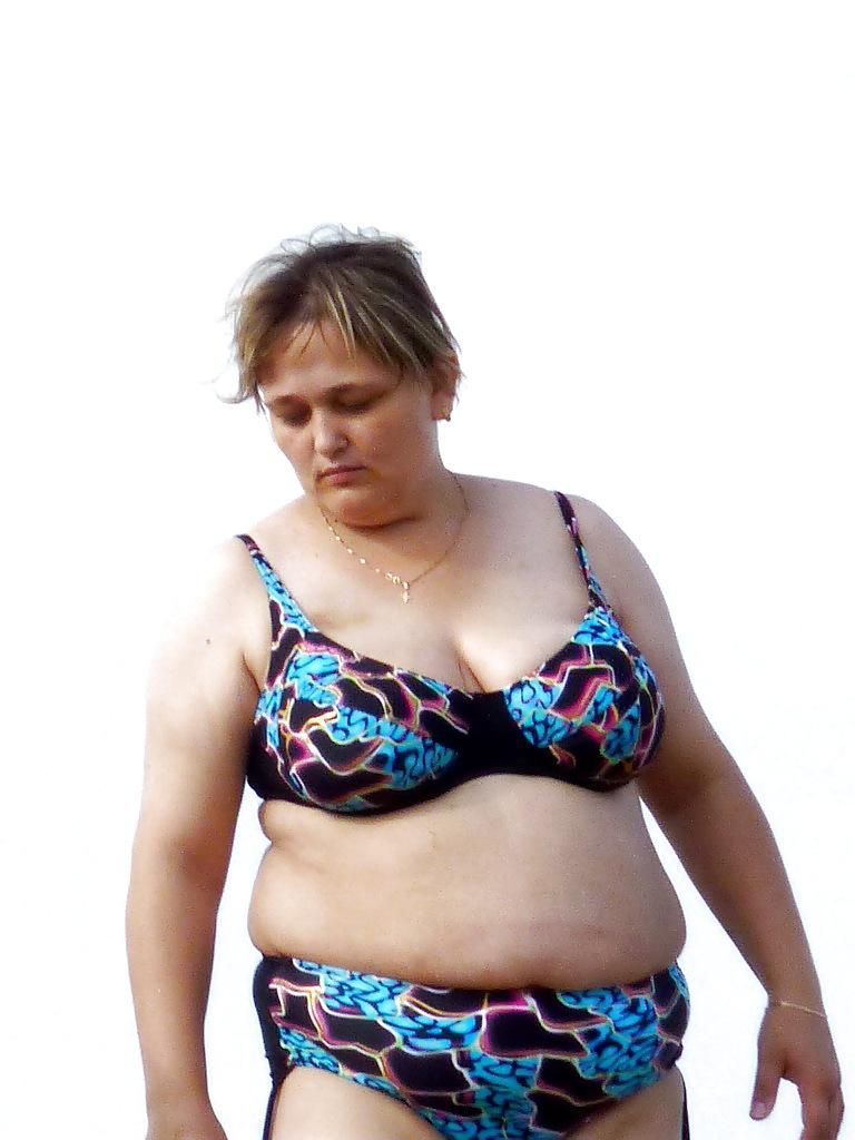 25P Russian women on the beach!