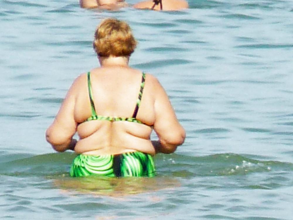 25P Russian women on the beach!