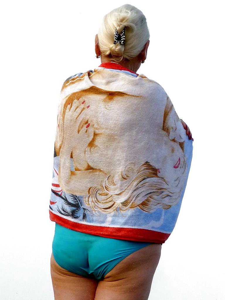 25P Russian women on the beach!