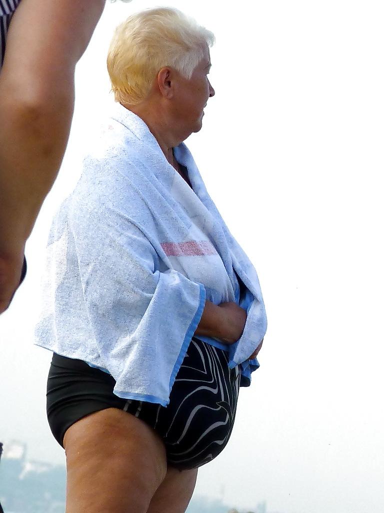 25P Russian women on the beach!