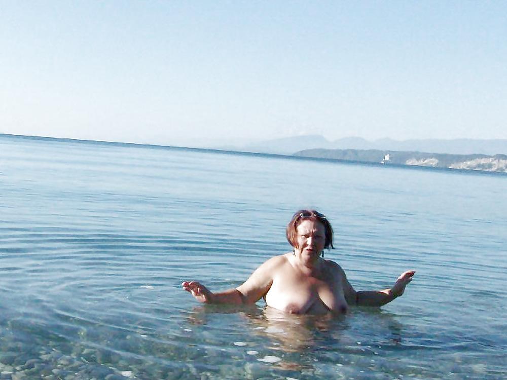 25P Russian women on the beach!