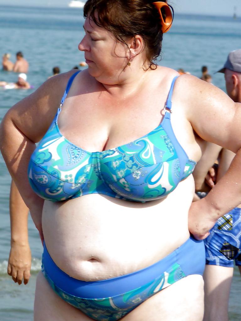 25P Russian women on the beach!