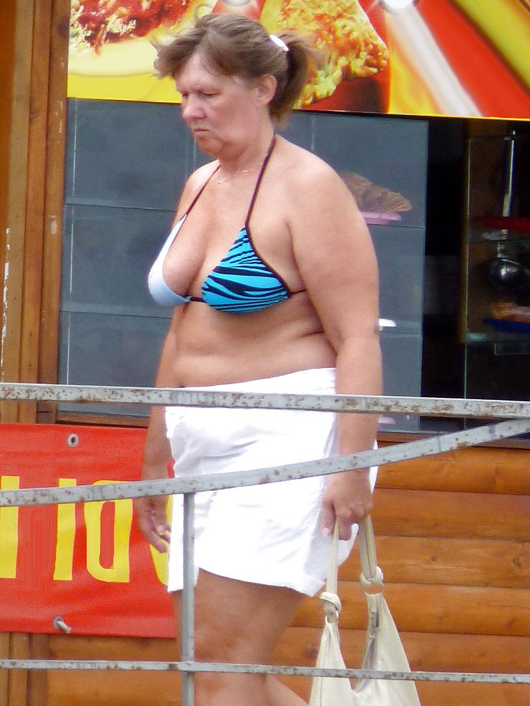 25P Russian women on the beach!