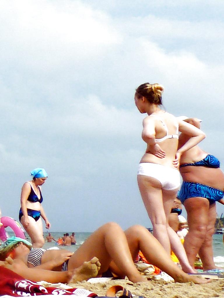 25P Russian women on the beach!
