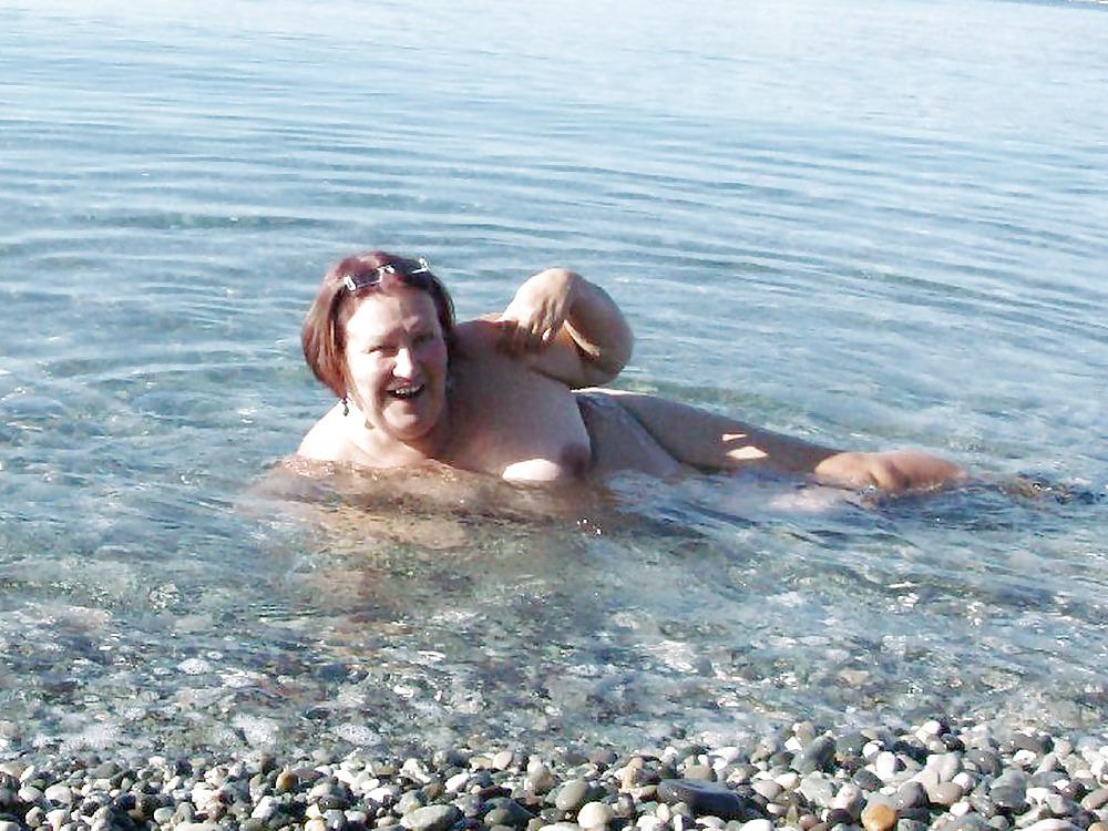 25P Russian women on the beach!