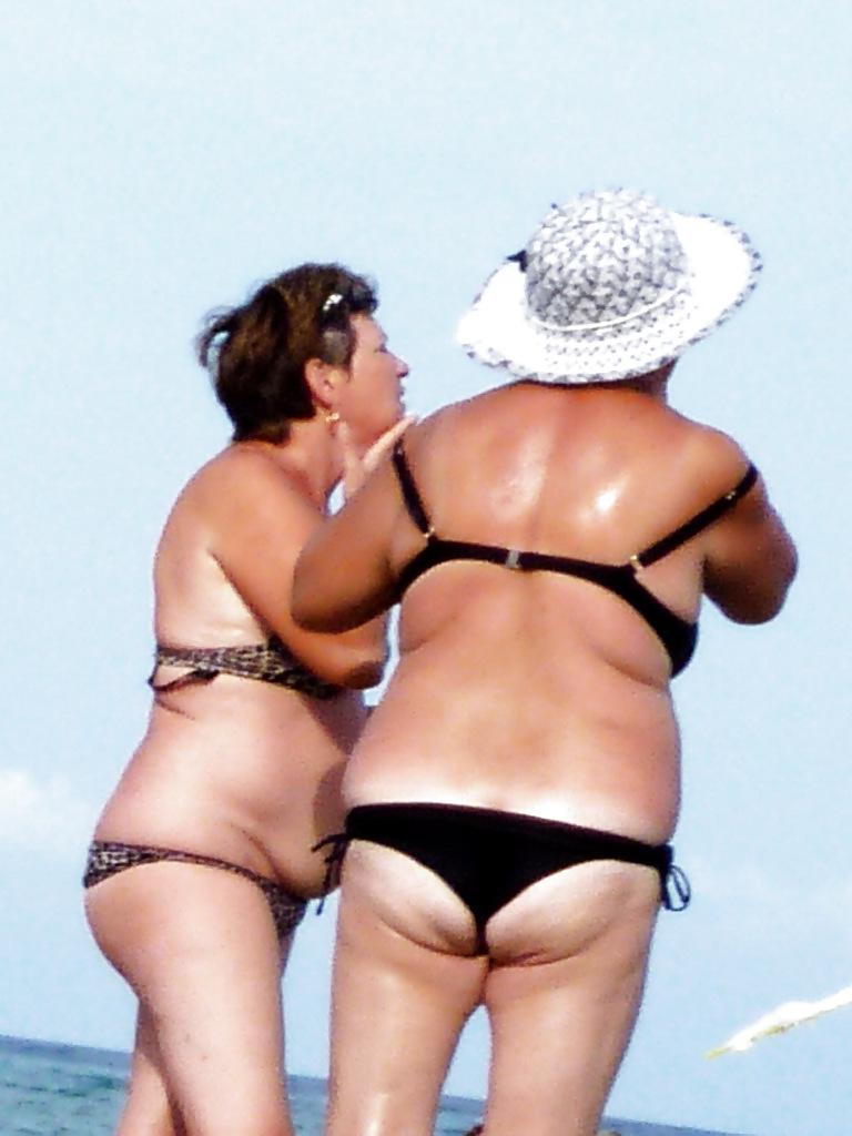 25P Russian women on the beach!