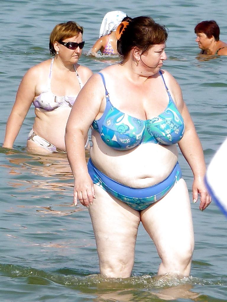 25P Russian women on the beach!