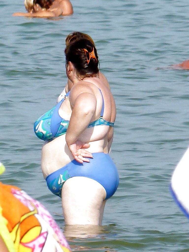 25P Russian women on the beach!