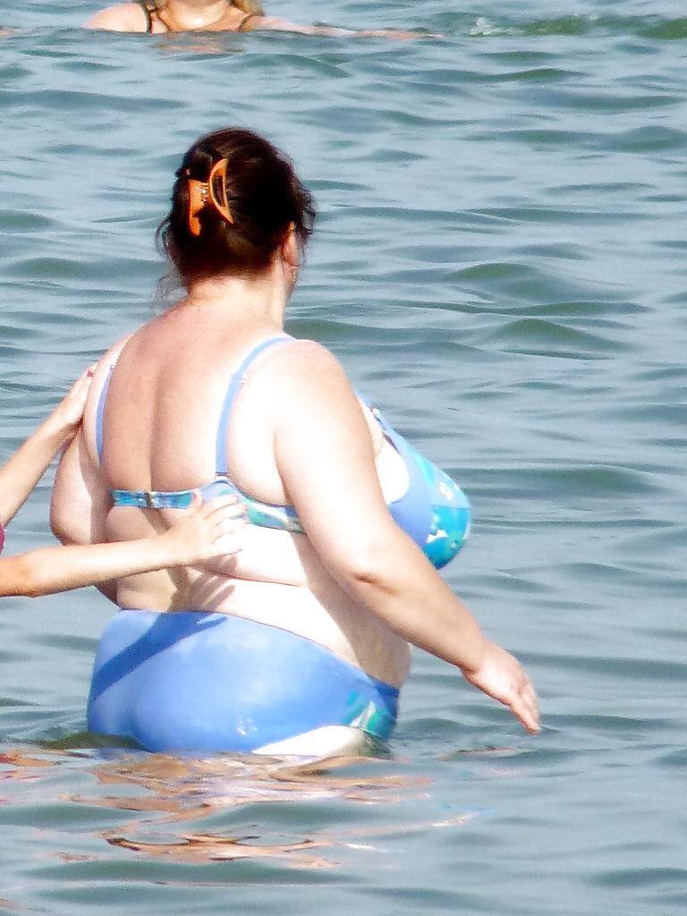 25P Russian women on the beach!