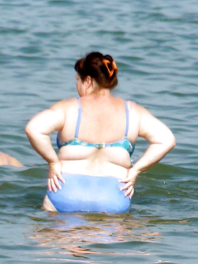 25P Russian women on the beach!