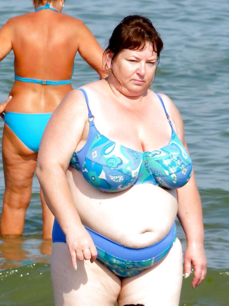 25P Russian women on the beach!