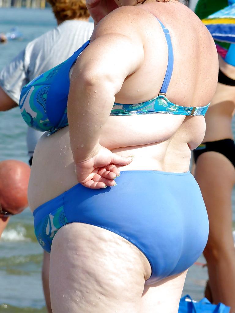 25P Russian women on the beach!