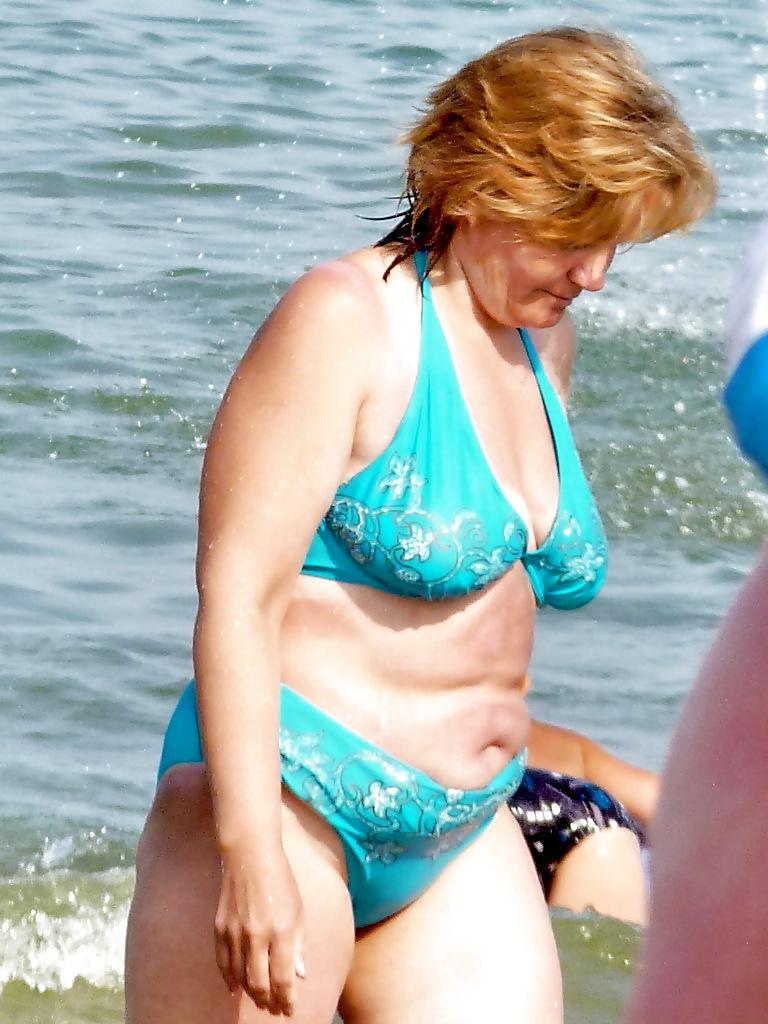 25P Russian women on the beach!