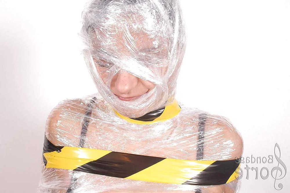 25P Plastic wrap girls 02.