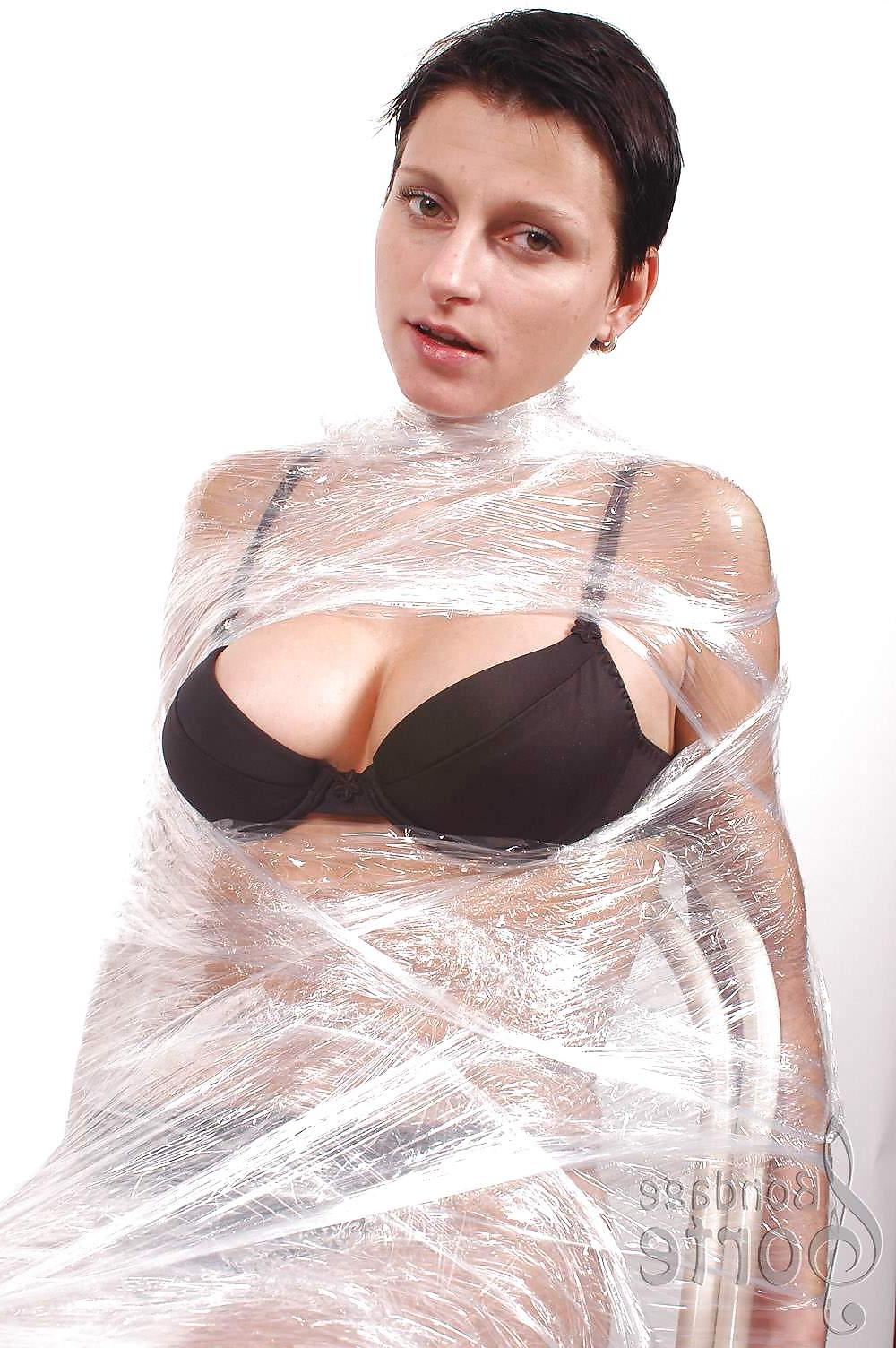 25P Plastic wrap girls 02.
