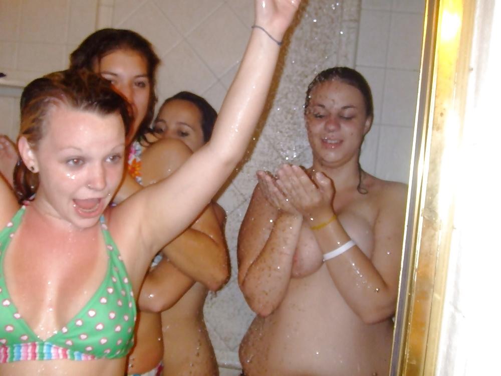 25P GIRLS TOGETHER: TEENS IN THE SHOWER