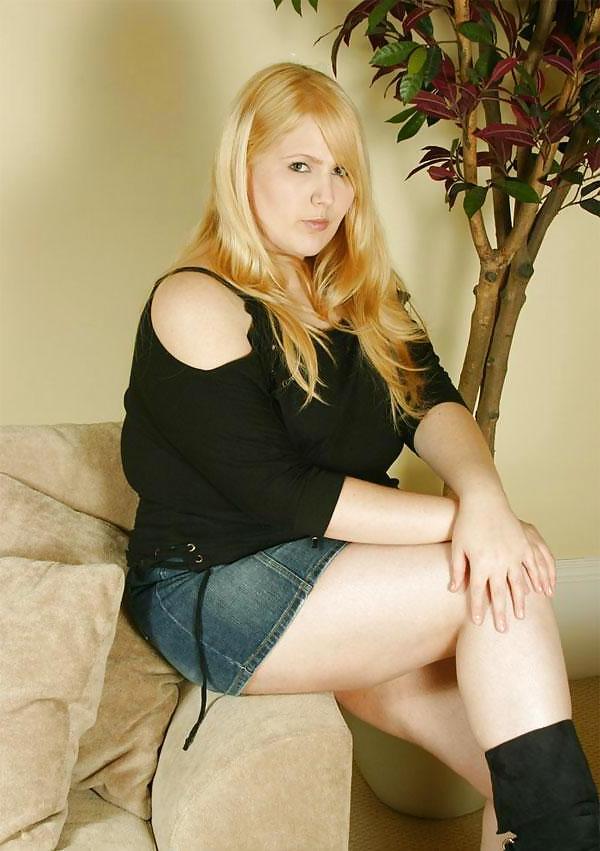 16P Sexy elisha jade with pink panties on couch