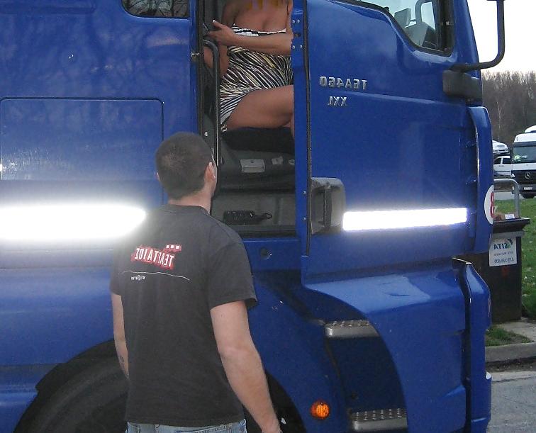 25P Dogging whore  use her