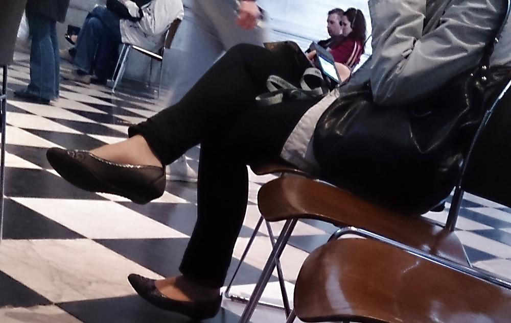 25P Candid legs and stockings pantyhose from London