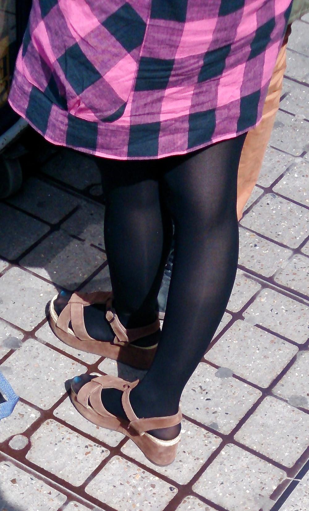 25P Candid legs and stockings pantyhose from London