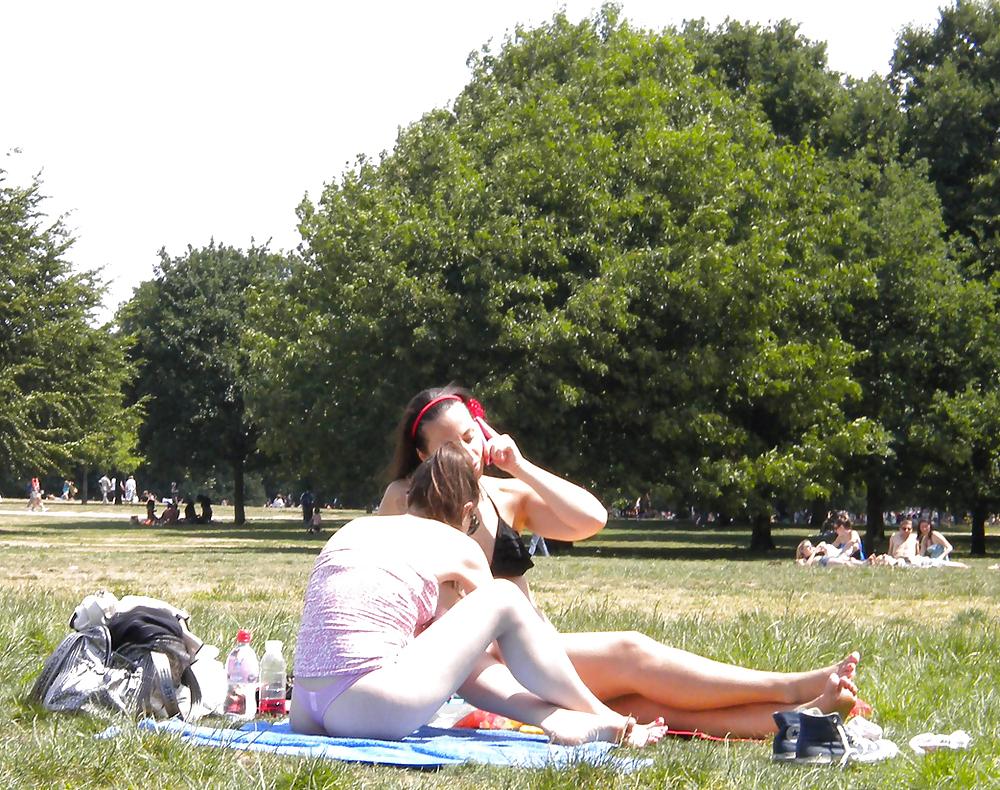 13P Dos putitas en el parque