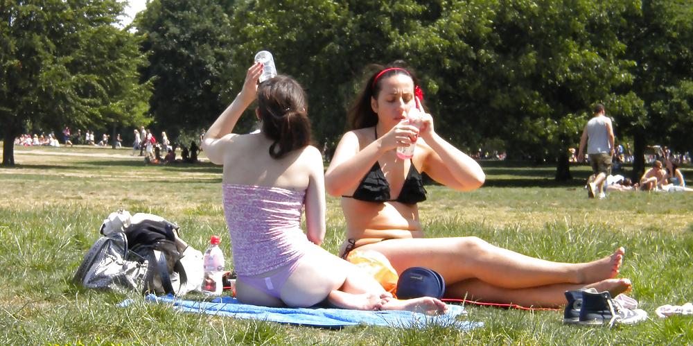 13P Dos putitas en el parque