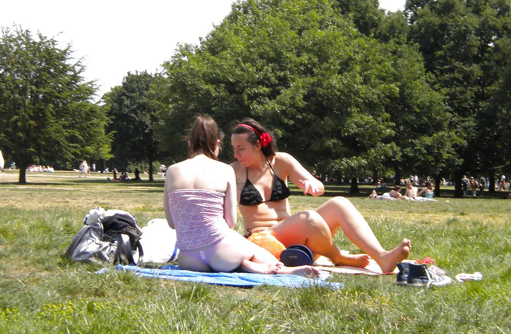 13P Dos putitas en el parque