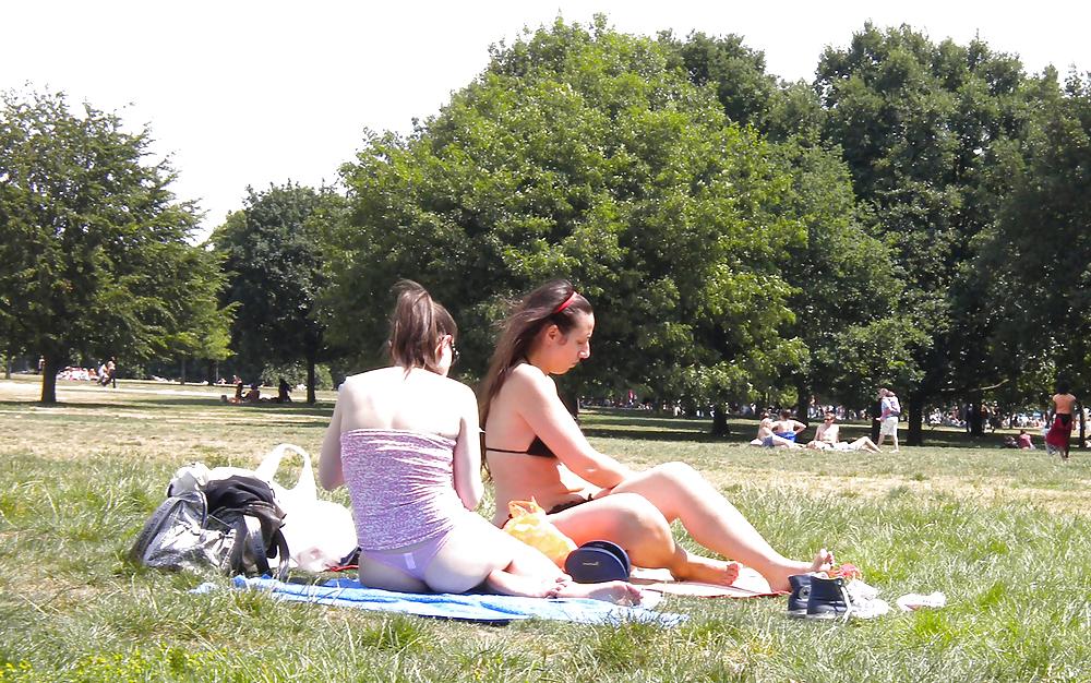 13P Dos putitas en el parque