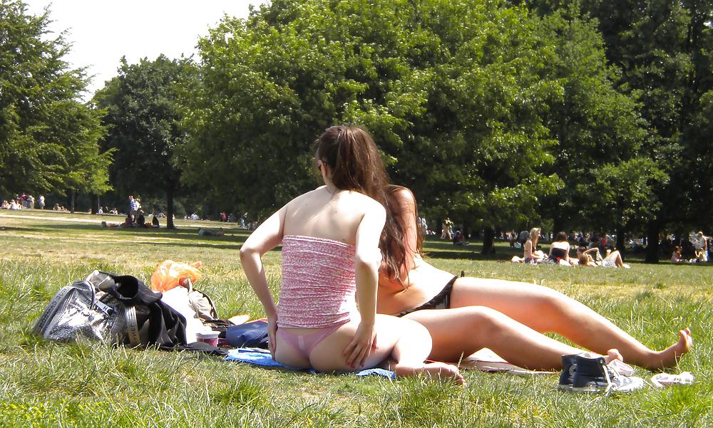13P Dos putitas en el parque