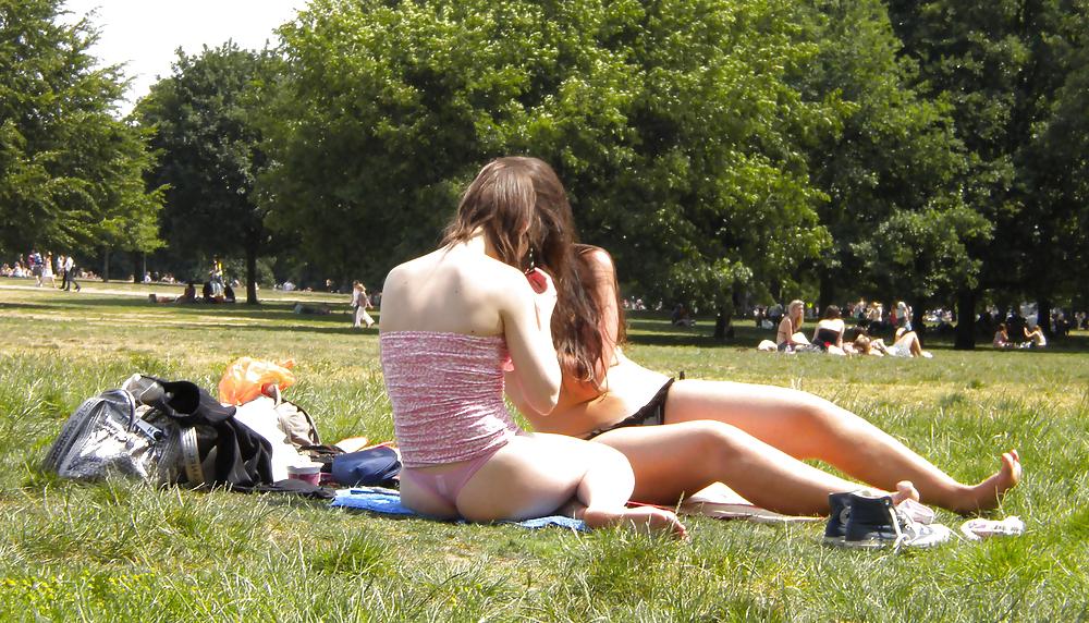 13P Dos putitas en el parque