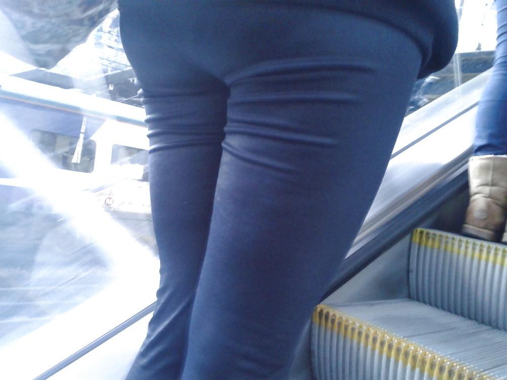 19P Candid ass cameltoe