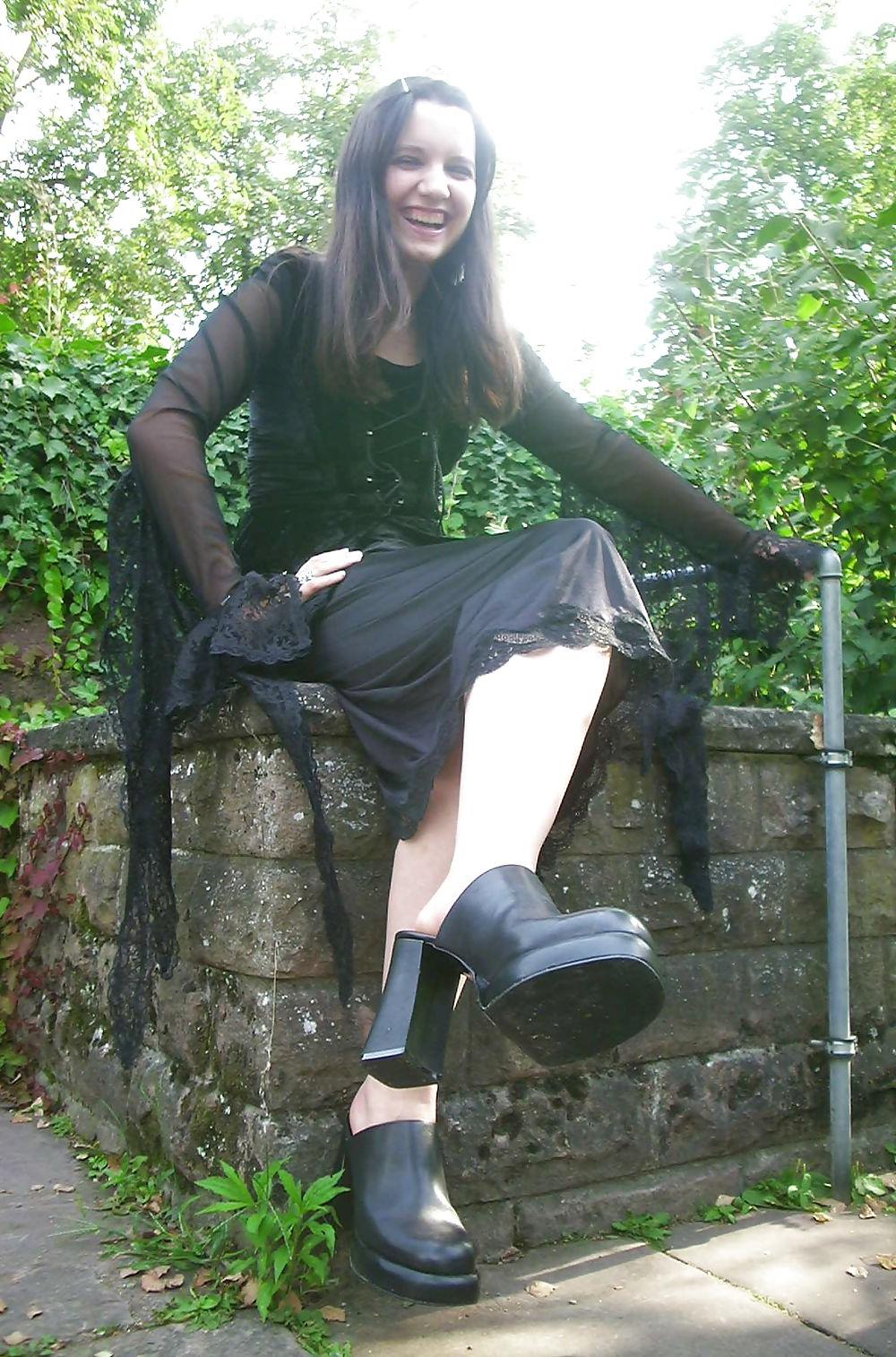 25P Gothic Foot Queens - Tina