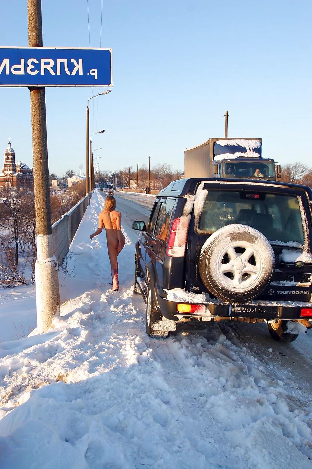 25P Nackt in Russland - Süßes Teen im Schnee