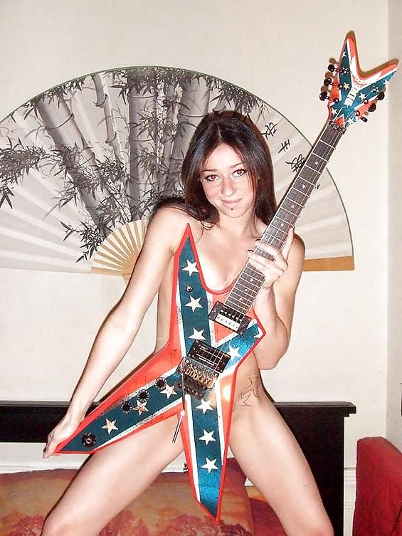 12P Rocker Girl Nude At Home