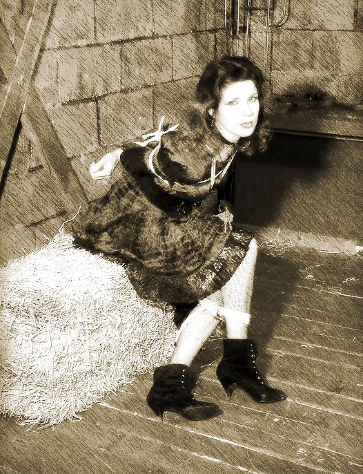 24P saras friend caroline ( lorriane ward )