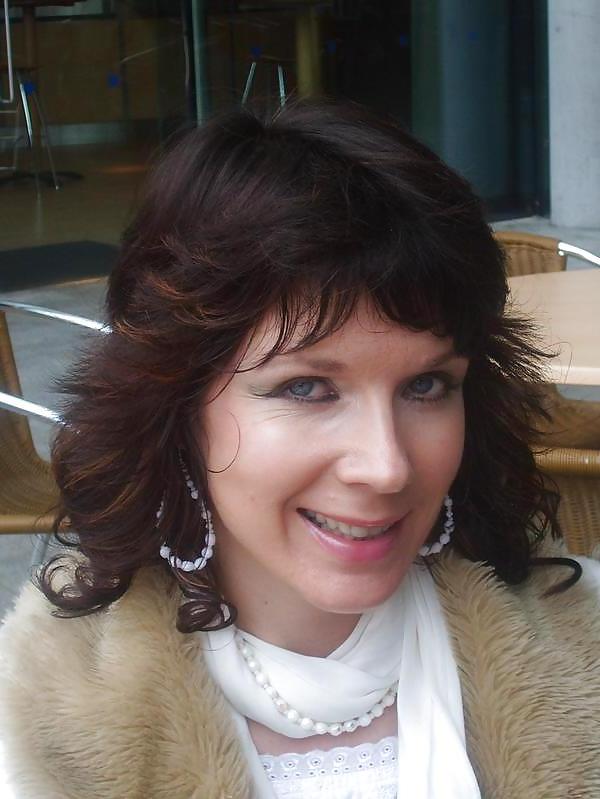 24P saras friend caroline ( lorriane ward )