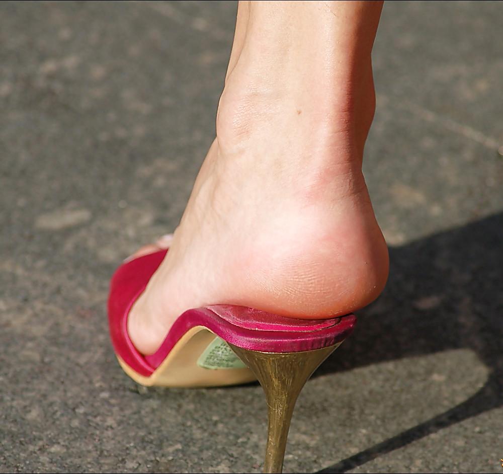 25P In The Streets 072 - FEETS, LEGS & HEELS 