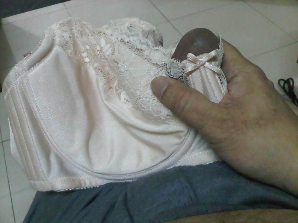 7P My friend used my wife's bras for cum