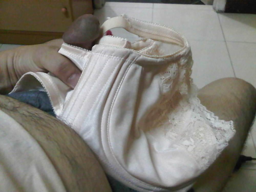 7P My friend used my wife's bras for cum