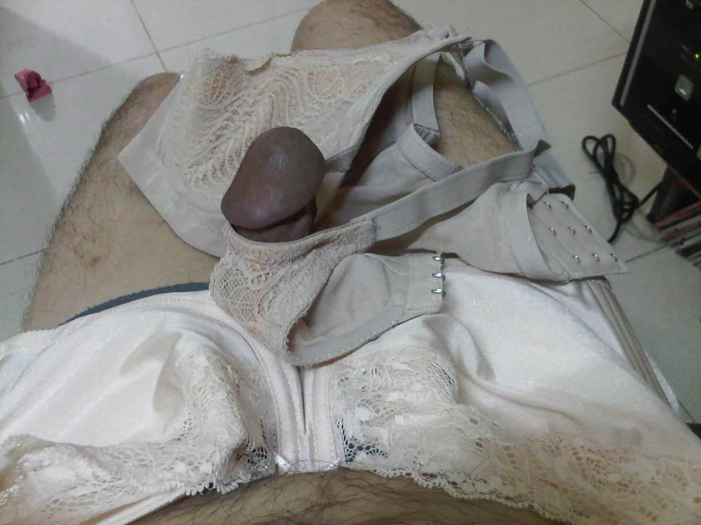 7P My friend used my wife's bras for cum