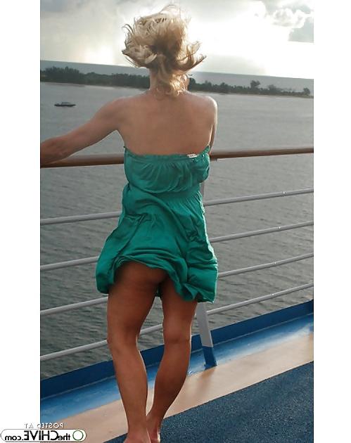 19P The wind is no friend of skirts 