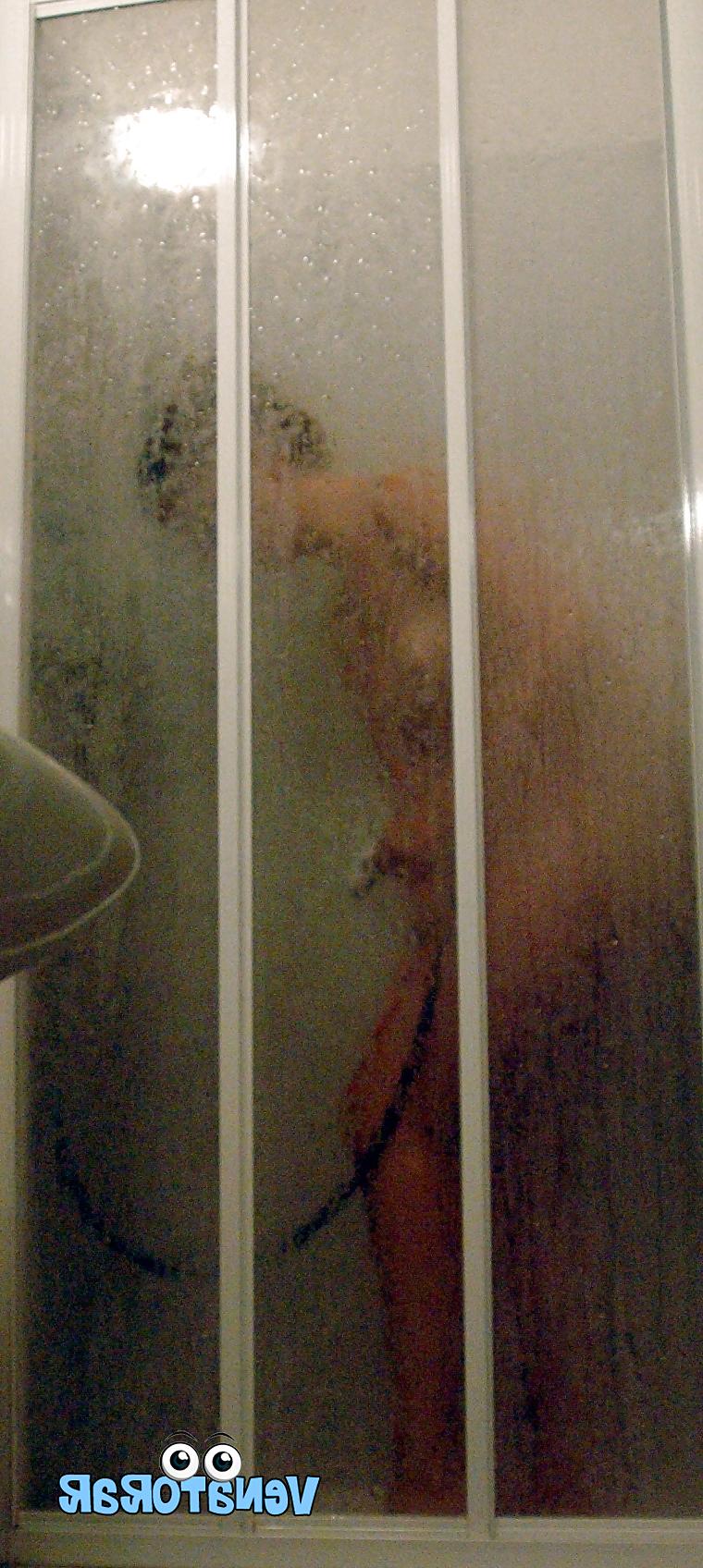 11P La esposa en la ducha