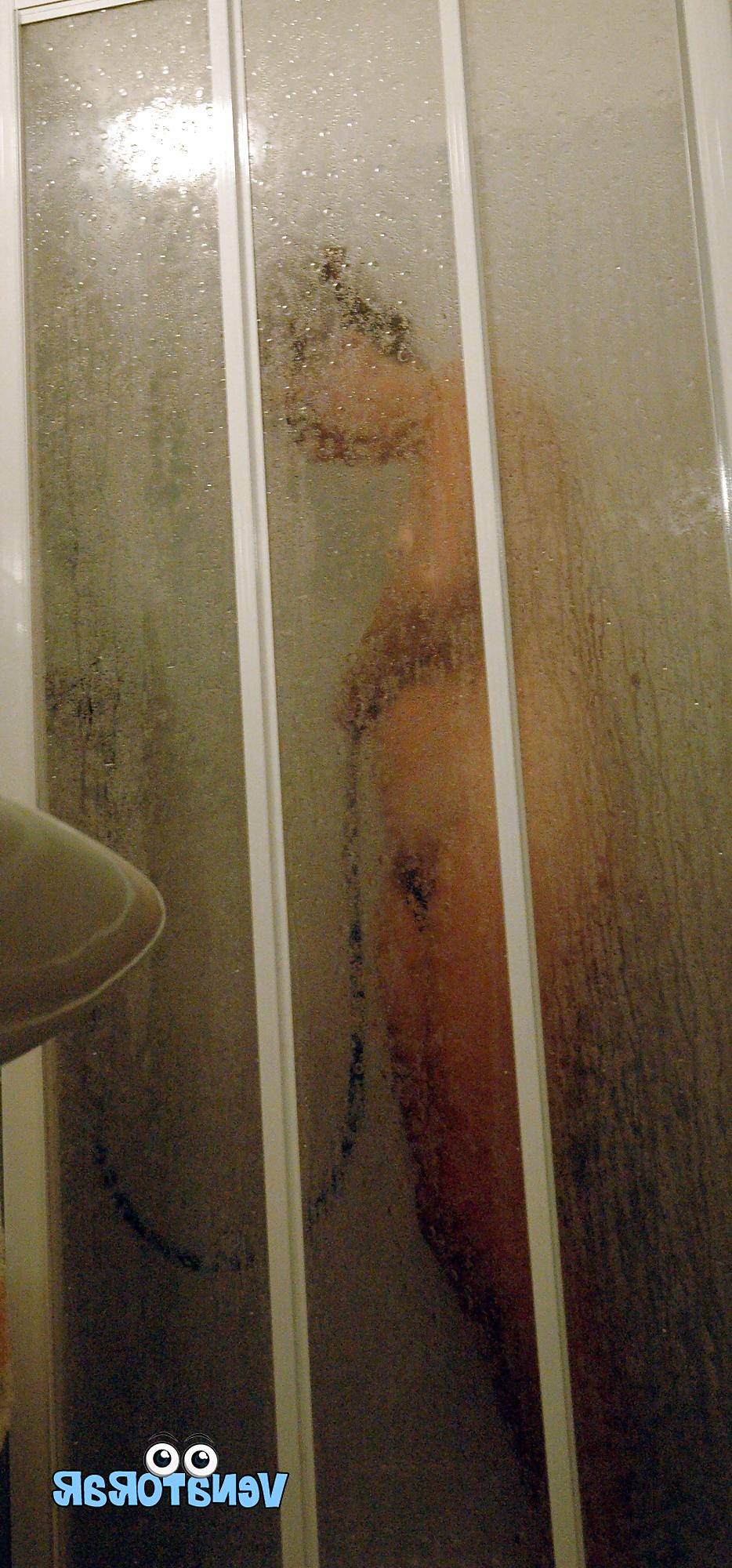 11P La esposa en la ducha