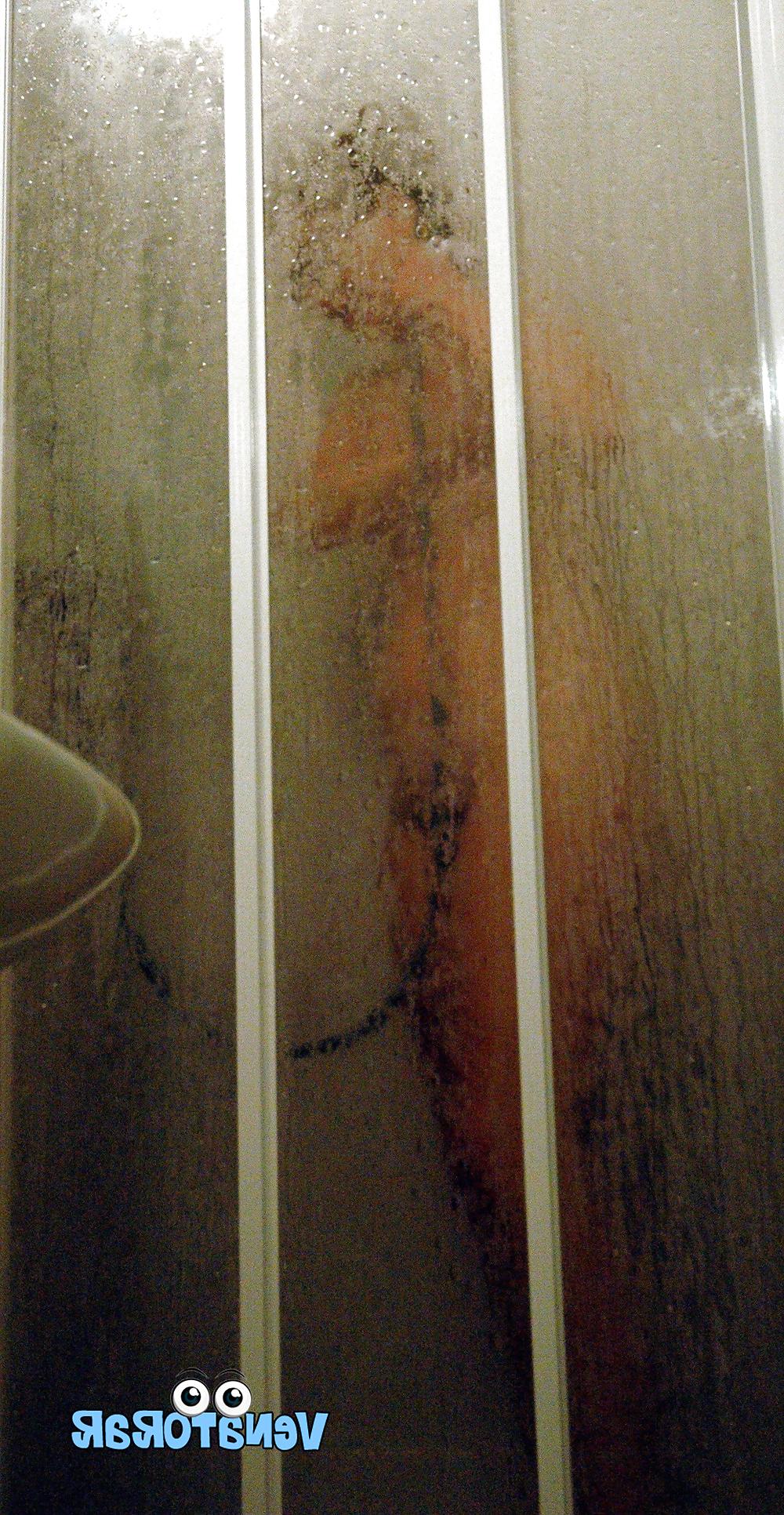 11P La esposa en la ducha
